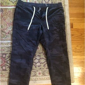 Vuori Mens Black Camo pants XL